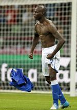 advarsel. Mario Balotelli smed sin trøje og flashede sin trimmede overkrop efter sit andet mål. Stuntet kostede ham automatisk en advarsel. 