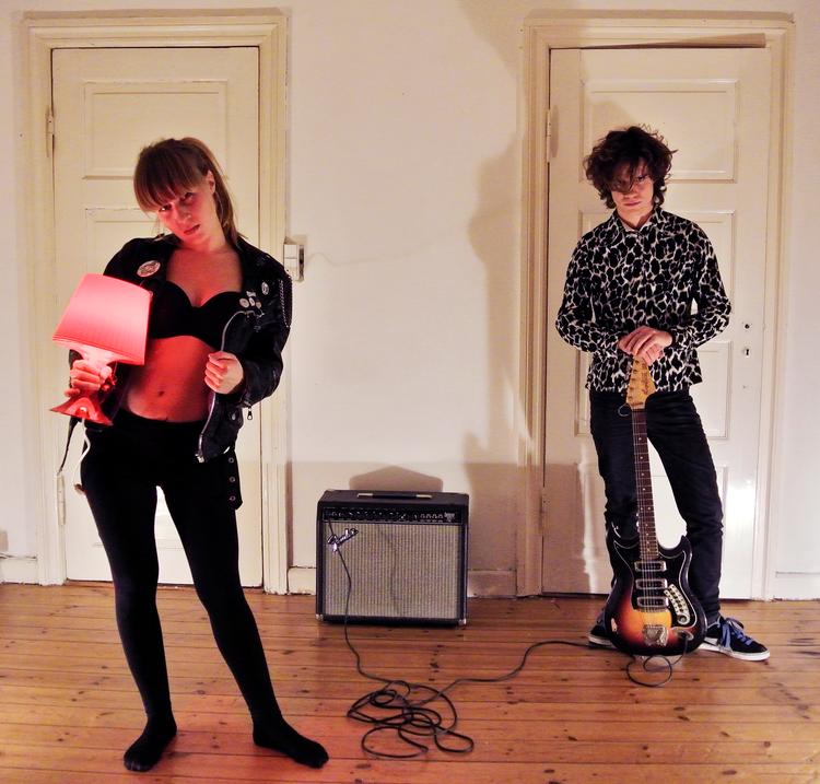 Komfortabelt. Gennem alle warm-up dagene kan man se Dig &amp; Migs (billedet) musikvideoer, sidende med popcorn i en blød biografstol. 