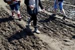 Vådt. Sidste år gik skybruddet relativt nådigt over Roskilde Festival. I år regner det dagen før gæsterne ankommer, så de kommer til at slå telte op i vådt græs. 