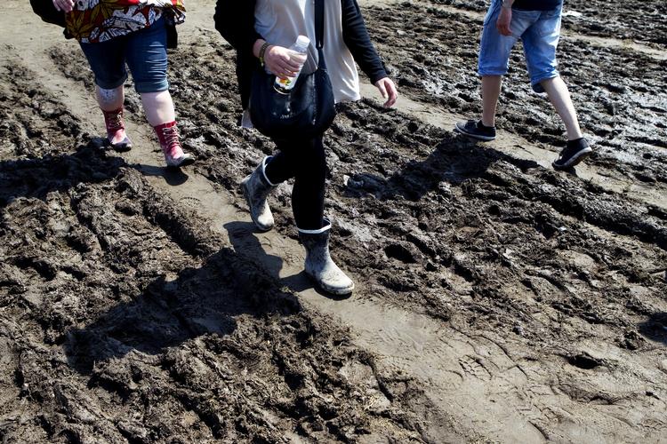 Vådt. Sidste år gik skybruddet relativt nådigt over Roskilde Festival. I år regner det dagen før gæsterne ankommer, så de kommer til at slå telte op i vådt græs. 