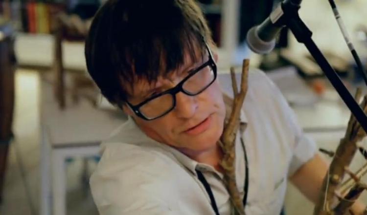 Olsson. Vagn E. Olsson bevæbnet med et hjemmebygget strengeinstrument under en optræden på Biblioteket Kulturværftet i Helsingør sidste år. 