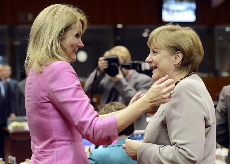 Krise. Helle Thorning-Schmidt ses her sammen med Angela Merkel ved det sidste topmøde i denne omgang med Danmark som formandsland. 