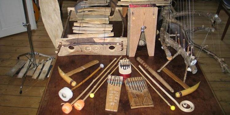 Udstyr. Vagn E. Olsson spiller også på hjemmelavede instrumenter, når han er på scenen for at recitere sine digte. Her et foto af udstyret til en oplæsning på Biblioteket Kulturværftet i Helsingør sidste år, hvor han havde den tidligere Sods/Sort Sol trommeslager Thomas Ortved og percussionist Felia Gram-Hanssen fra bandet Thulebasen med på flankerne. 