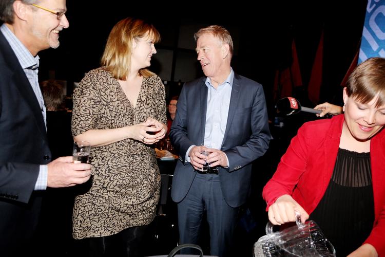 Krise. SF får stor kritik i medierne og fra deres bagland. Handels- og investeringsminister Pia Olsen Dyhr (SF), Anne Baastrup (SF) og Jonas Dahl (SF) tager alle deres udskældte formand, Villy Søvndal, i forsvar, men erkender, at partiet er i krise. 