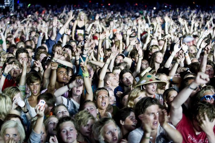 Hold nu k... Roskilde Festival lancerer kampagne, der skal stoppe den larmende sniksnak blandt festivalgæsterne. 