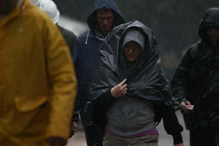 Styrtregn. Så vådt var det på Roskilde Festival fredag kl. 12.16, hvor Politikens fotograf var på pladsen for at følge opbygningen af scenerne. 