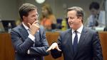 storpolitik. Premierminister Mark Rutte fra Holland i samtale med premierminister David Cameron fra Storbritannien på EU-topmøde i Bruxelles. 