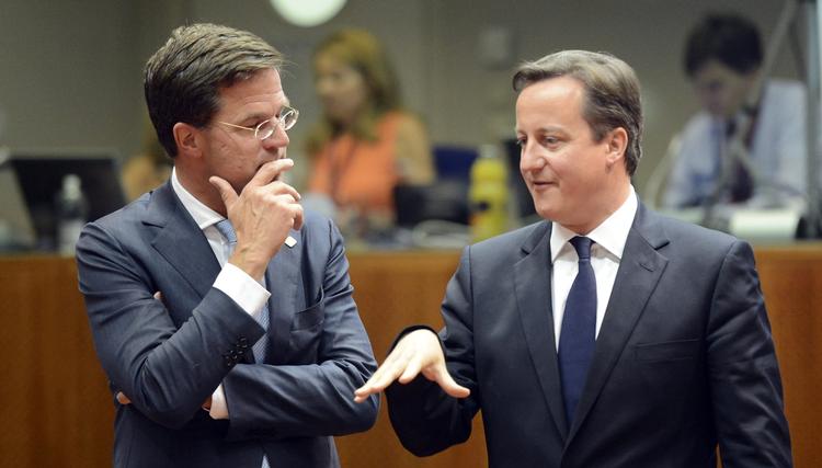 storpolitik. Premierminister Mark Rutte fra Holland i samtale med premierminister David Cameron fra Storbritannien på EU-topmøde i Bruxelles. 
