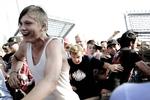 Til salg. »Pga. dårligt vejr skal jeg ikke på Roskilde, sælger min billet«, skriver en bruger på Den Blå Avis, der udbyder festivalbillet for 1.000 kroner. 