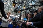 KRISESNAK. Angela Merkel er gået med til at banker nu kan få hjælp fra redningsfonde. Hidtil har det kun været statskasserne, der kunne ansøge. Her ankommer hun til dagens topmøde. 