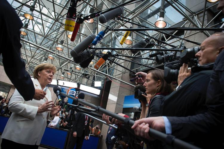 KRISESNAK. Angela Merkel er gået med til at banker nu kan få hjælp fra redningsfonde. Hidtil har det kun været statskasserne, der kunne ansøge. Her ankommer hun til dagens topmøde. 
