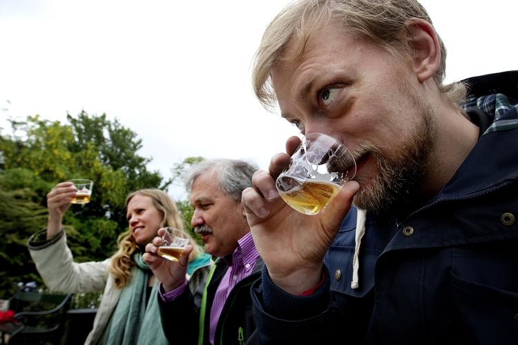 Øl. Politiken.dk satte tre øl-kyndige dommere i stævne i H.C. Ørstedsparken i København for at finde den øl, som bedst tåler at blive drukket lunken på sommerens festivaler. 