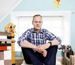 Far alene i verden. Når Christian Riis’ to sønner Rasmus og Carl er på ferie med deres mor, savner han dem. 