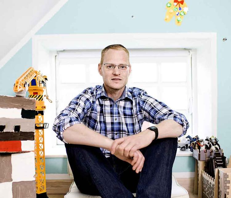 Far alene i verden. Når Christian Riis’ to sønner Rasmus og Carl er på ferie med deres mor, savner han dem. 