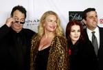Premiere. Skuespilleren Dan Aykroyd forsøger fortsat at holde tempo med udviklingen i Hollywood. Her er han gået i byen med sin hustru, Donna, samt Priscilla Presley. 