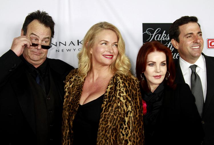 Premiere. Skuespilleren Dan Aykroyd forsøger fortsat at holde tempo med udviklingen i Hollywood. Her er han gået i byen med sin hustru, Donna, samt Priscilla Presley. 