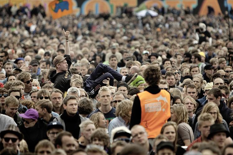 Masse. På dette års Roskilde Festival kan du skille dig ud fra mængden og på samme tid blive en del af kunsten. 