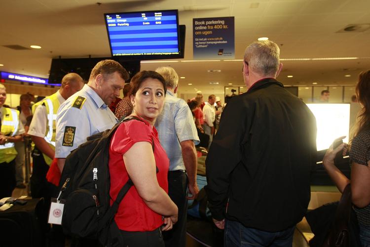 hjemme. Özlem Cekic er landet i Kastrup, hvor hun forsvarer sit nej til skattepakken over for de mange fremmødte journalister. 