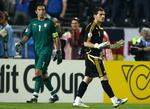 top-keepere. Italiens målmand Gianluigi Buffon (tv) går forbi den spanske målmand Iker Casillas under en straffesparkskonkurrence i en kamp ved EM i 2008. 