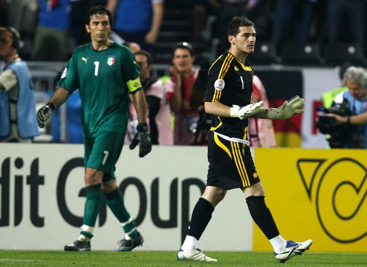 top-keepere. Italiens målmand Gianluigi Buffon (tv) går forbi den spanske målmand Iker Casillas under en straffesparkskonkurrence i en kamp ved EM i 2008. 