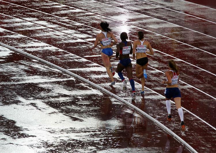 kritik. Banen er firkantet og svingene 'hakker' siger finsk løber om stadion i Helsinki, hvor der er EM i atletik. 