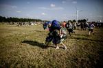 LØØØØB. Tusindevis af festivalgæster havde ventet hele dagen - og natten - på at portene til campingområdet åbnede kl. 18. 