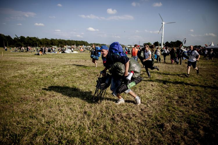 LØØØØB. Tusindevis af festivalgæster havde ventet hele dagen - og natten - på at portene til campingområdet åbnede kl. 18. 