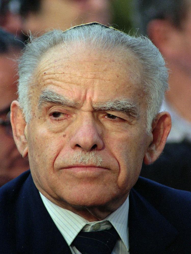 Dødsfald. Yitzhak Shamir var Israels regeringsleder i en stor del af 1980'erne. Han er i dag død 96 år gammel. 