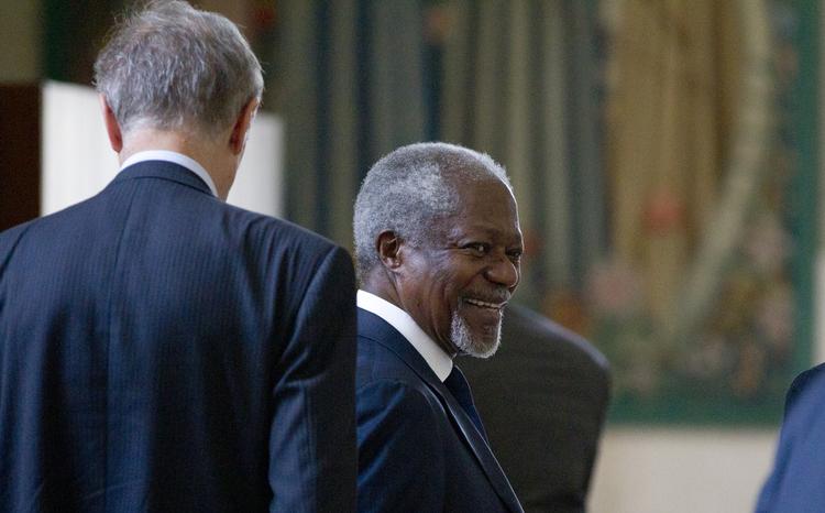 Forhandler. Kofi Annan fremlagde den nye plan på et pressemøde i Geneve. 