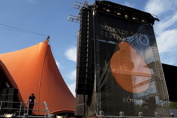 kulturmagt. Festivalens ikoniske Orange Scene er et kulturelt fyrtårn i Roskildeby. Men ikke alle i byen er glade for festivalens indflydelse. 