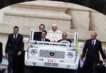 Kommunikationsfremstød. Pave Benedikt XVI, der her er på vej til den ugentlige audiens i Vatikanet, har hyret en spindoktor, så den katolske kirke kan holde trit med udviklingen. Arkivfoto: Allessandra Tarantiono/AP 