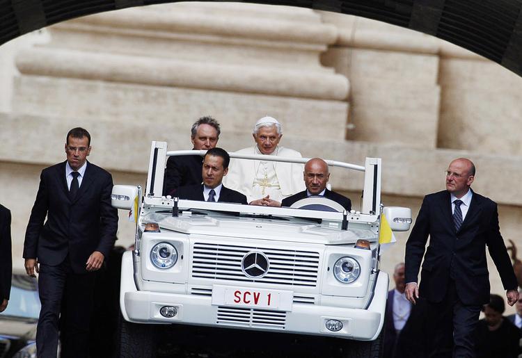 Kommunikationsfremstød. Pave Benedikt XVI, der her er på vej til den ugentlige audiens i Vatikanet, har hyret en spindoktor, så den katolske kirke kan holde trit med udviklingen. Arkivfoto: Allessandra Tarantiono/AP 