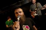 Nyt. Det bliver første gang, Klumben &amp; Raske Penge optræder med live band. »Vi skal ikke fucke op. Du ved, glemme tekster eller have tekniske problemer«, siger Raske Penge. 