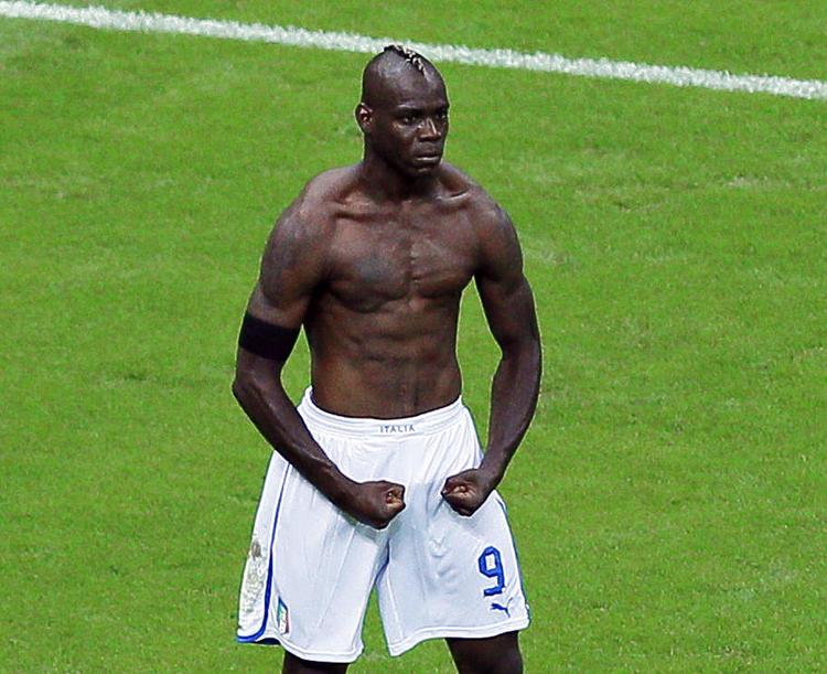 postbudet. Balotelli fejrede sit andet mål mod Tyskland. Det gør han normalt ikke. »For jeg er ligesom il postino, postbudet. Han afleverer sine breve, og jeg scorer mål«. Foto: Vadim Ghirda/AP