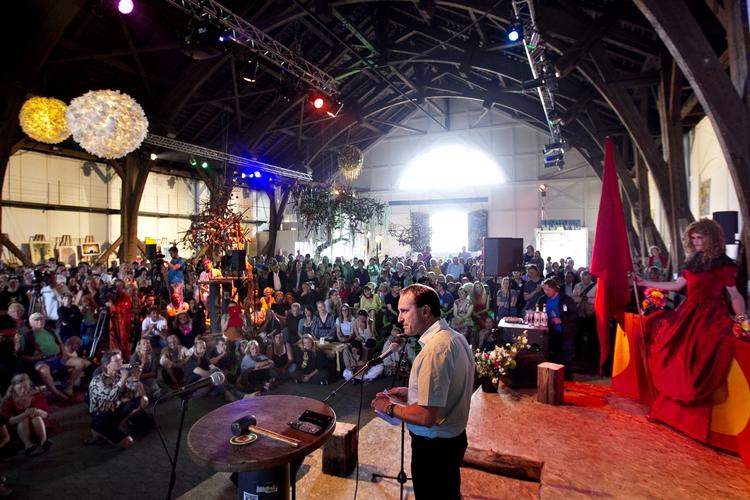 Overdragelse. I dag overdrog Fonden Fristaden Christiania en check til klima-, energi- og bygningsminister Martin Lidegaard (R), der repræsenterer staten, som til gengæld overdrager dele af Christiania til Christianitterne. 