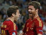 Ny. Jordi Alba (t.v.) scorede til 2-0 og sikrede dermed den spanske titel i sin første store turnering som spansk landsholdsspiller. Det kvitterede den rutinerede Xabi Alonso for med et smil. 