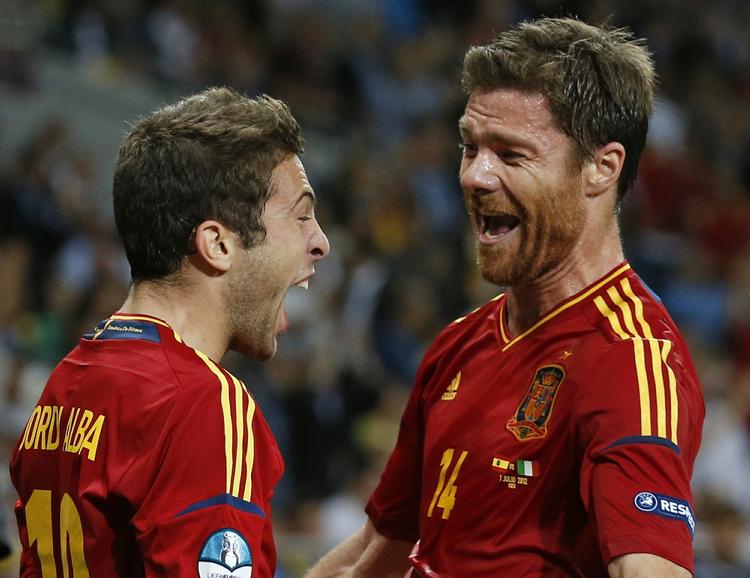Ny. Jordi Alba (t.v.) scorede til 2-0 og sikrede dermed den spanske titel i sin første store turnering som spansk landsholdsspiller. Det kvitterede den rutinerede Xabi Alonso for med et smil. 