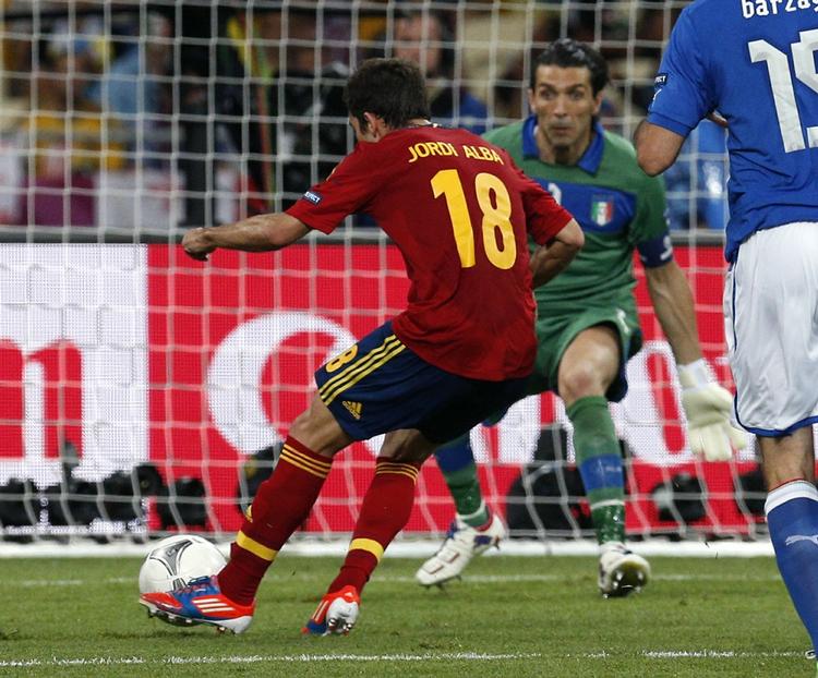 afgørelsen. Lille Jordi Alba har øget den spanske føring til 2-0, og Italiens Leonardo Bonucci i baggrunden er en meget frustreret mand. Hans hold sloges for chancen efter pausen, men det var ikke nok til at rokke spanierne. 