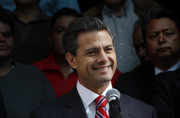 Præsidentkandidat. 45-årige Enrique Peña Nieto og hans kone, en kendt sæbeoperastjerne, et fast indslag i de mexicanske sladderblade. I dag skal mexicanerne stemme om han skal være landets nye præsident. 
