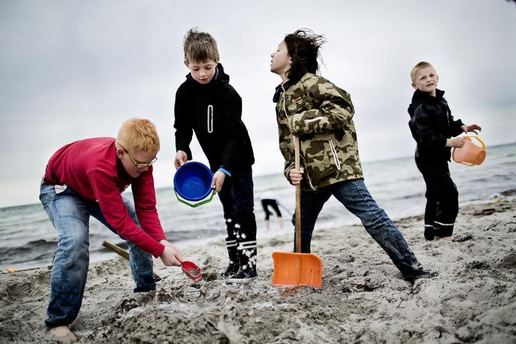 uforanderligt. Stranden i Ishøj i begyndelsen af juni. Her - en lille måneds tid efter - er det ikke blevet meget bedre. 