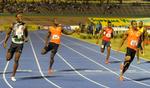 fartdjævel. Yohan Blake (nummer to fra højre) løber endnu en gang hurtigere end verdens hurtigste mand, Usain Bolt (tv). Nu på 200 meter. 