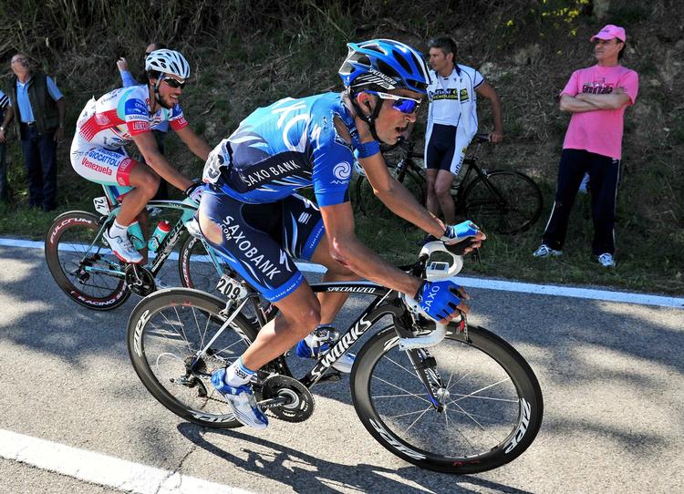 snævert. Lucas Haedo (th) på vej op ad en stigning under årets Giro d'Italia. 