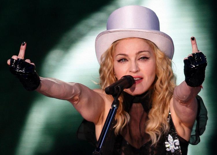 Koncertaktuel. Selv om Madonna holder sig ualmindelig godt, trækker hun ikke så voldsomt i publikum som i sine yngre år. 