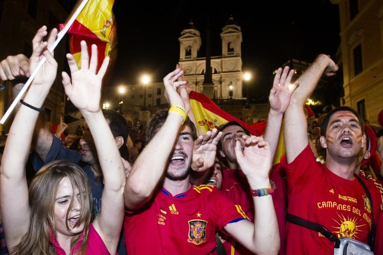 løssluppent. Der var jubel i de spanske gader, da landsholdet vandt EM-finalen i aftes. 