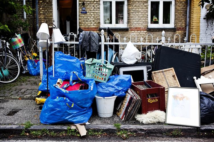 DYRT. Mange familier kunne smide alt indholdet af kælderen på lossepladsen efter sommerens skybrud. Nu får nogen af dem også en dyrere forsikring. 