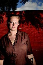 Kampklar. Sofie V. Jensen er klar til nye slagsmål. Hendes tatovering er et queertegn for seksuelle minoriteter: »For mig handler tegnet om at stille spørgsmål ved normen frem for ved minoriteten«, siger hun. 