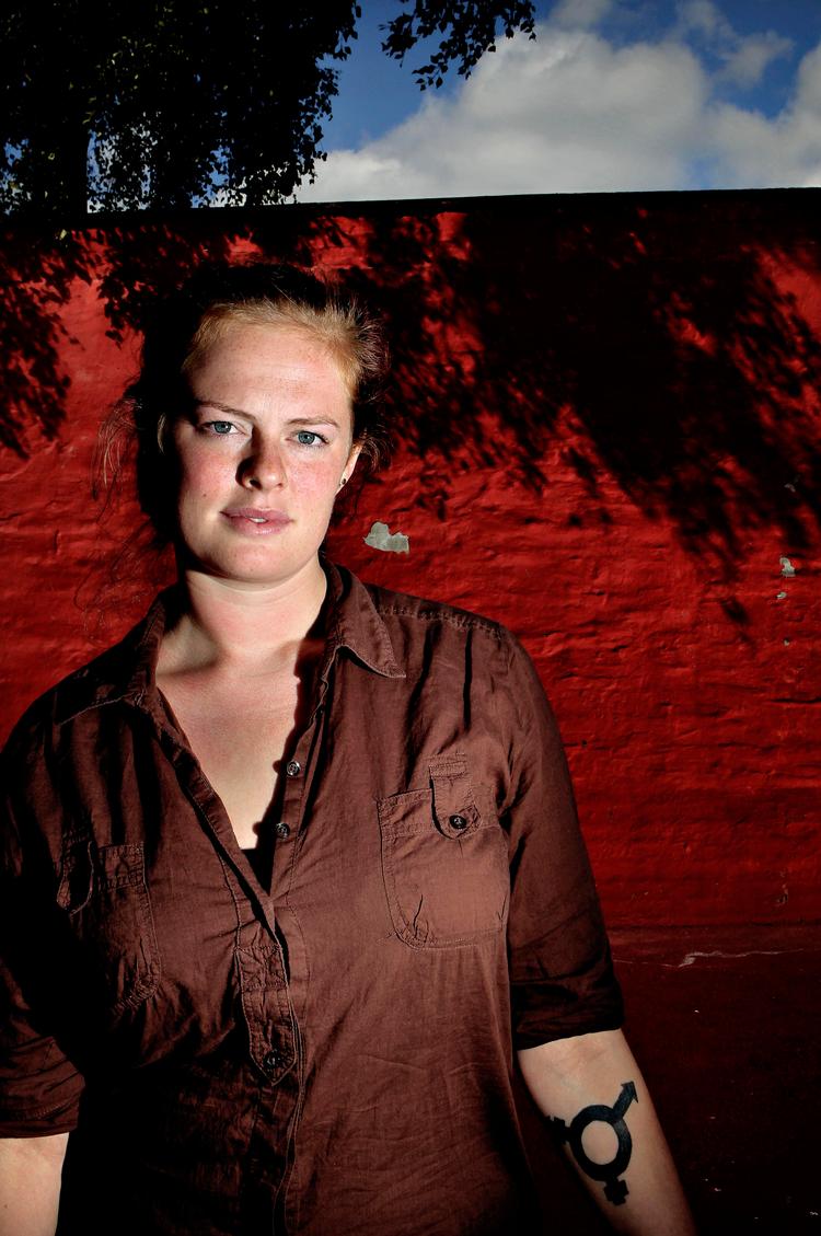 Kampklar. Sofie V. Jensen er klar til nye slagsmål. Hendes tatovering er et queertegn for seksuelle minoriteter: »For mig handler tegnet om at stille spørgsmål ved normen frem for ved minoriteten«, siger hun. 