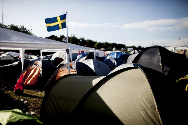 Dødsulykke. En 20-årig svensker døde i nat på Roskilde Festivalen. Festivalen beder i formiddag folk om at holde øje med folk, der ser ud til at have det dårligt, efter at yderligere fem personer er blevet kørt på sygehus med symptomer på forgiftnng. 
