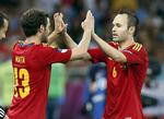 boldsikker. Spaniens Andres Iniesta (th) blev valgt til EM-finalens bedste spiller mod Italien. Her bliver han skiftet ud sent i kampen med Juan Mata. 