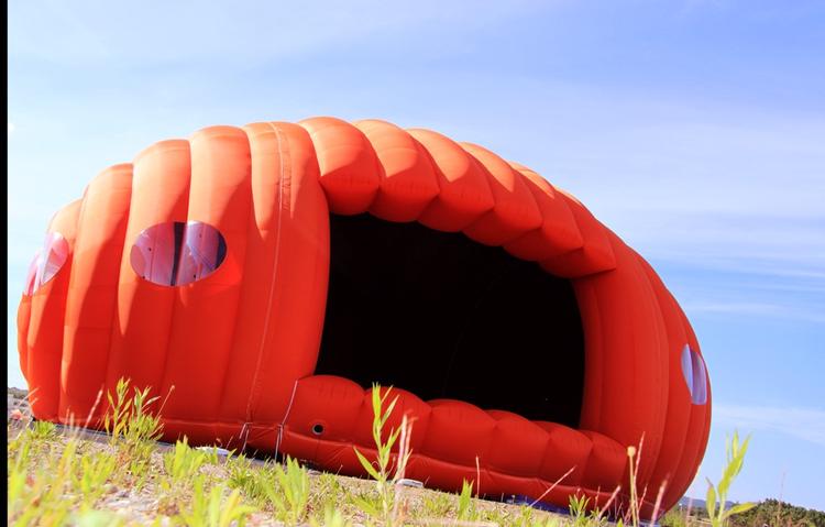 Luftig. Apollo-scenen er oppustelig og kan derfor flyttes rundt i dagene inden Roskilde Festival for alvor går løs på torsdag. 